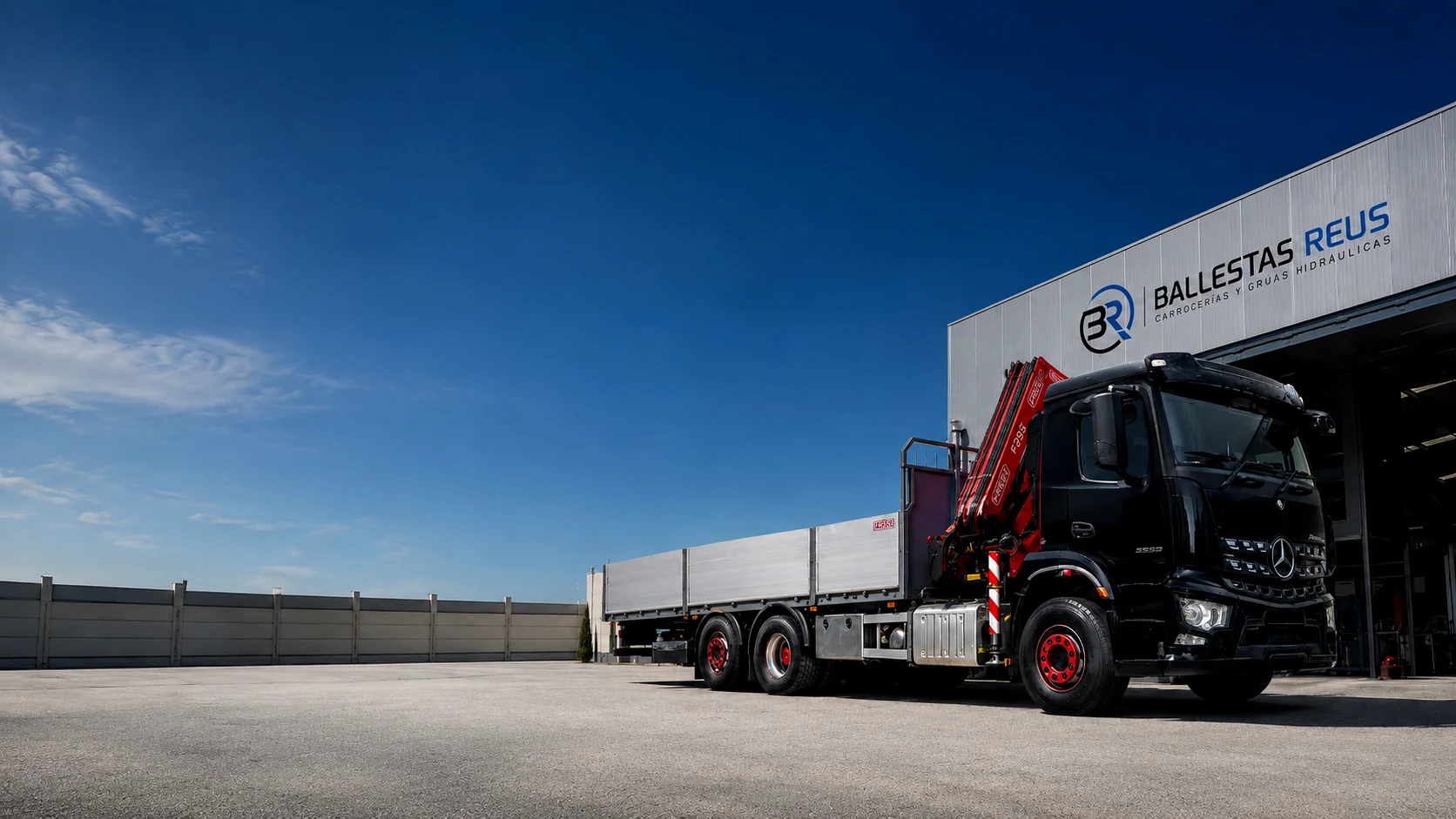 Camión Mercedes con grúa Fassi en Ballestas Reus