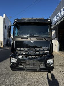 Mercedes-Benz Arocs 2635 6×2 con grúa Fassi F295A.2.26 — fotografía