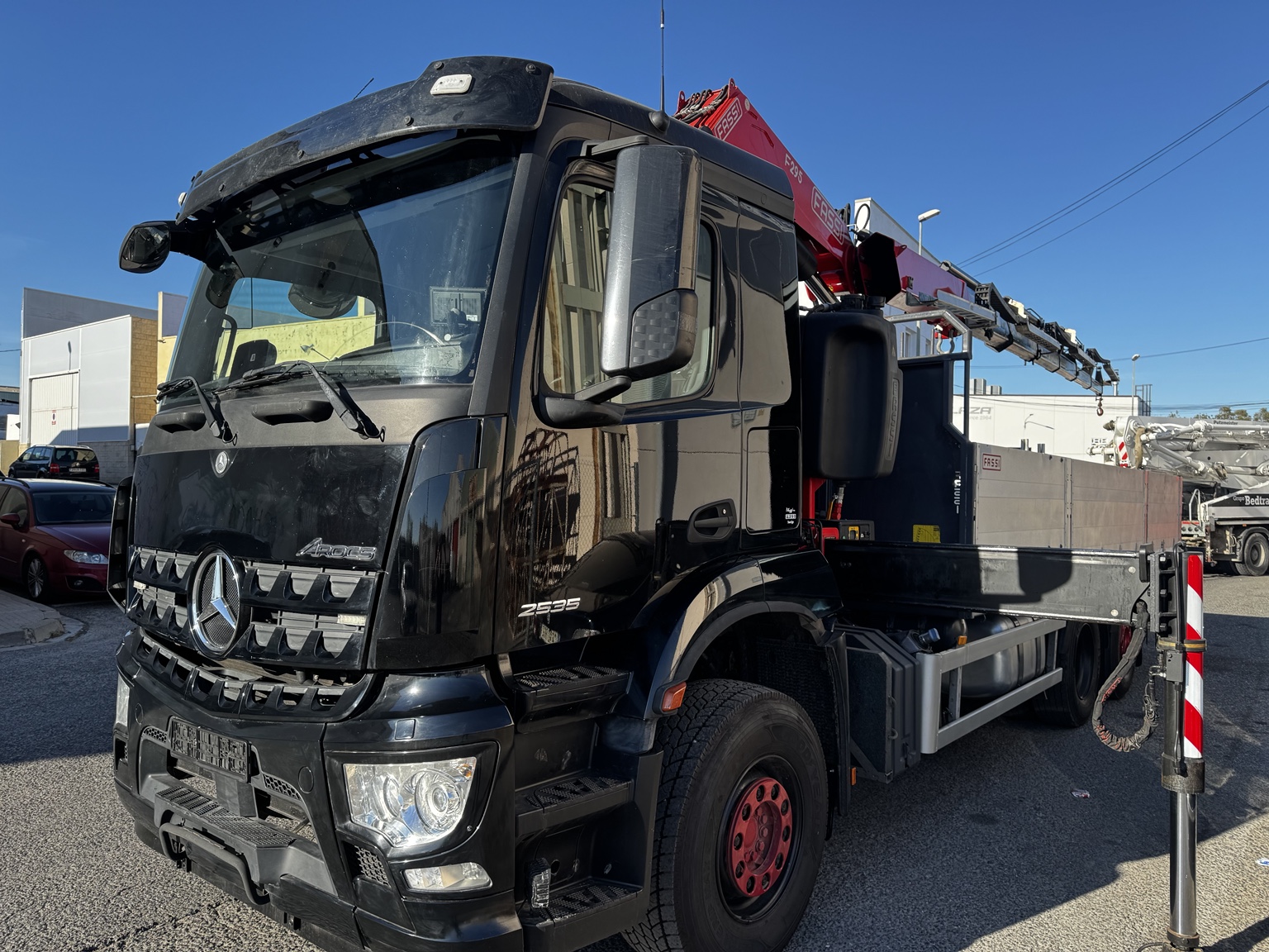 Mercedes-Benz Arocs 2635 6×2 con grúa Fassi F295A.2.26