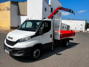 Iveco Daily 35C14 3.500 kg con grúa Fassi y caja basculante — fotografía