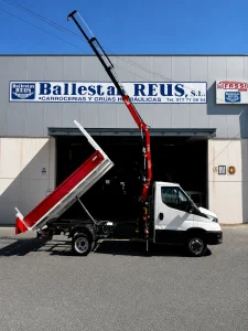 Iveco Daily 35C14 3.500 kg con grúa Fassi y caja basculante — fotografía