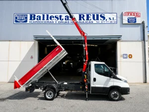 Iveco Daily 35C14 3.500 kg con grúa Fassi y caja basculante — fotografía