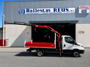 Iveco Daily 35C14 3.500 kg con grúa Fassi y caja basculante — fotografía