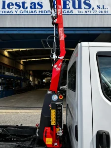 Iveco Daily 35C14 3.500 kg con grúa Fassi y caja basculante — fotografía