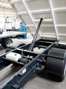 Iveco Daily 35C14 3.500 kg con grúa Fassi y caja basculante — fotografía