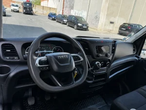 Iveco Daily 35C14 3.500 kg con grúa Fassi y caja basculante — fotografía