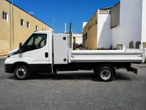 Iveco Daily 35C14 3.500 kg con grúa Fassi y caja basculante — fotografía