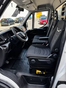 Iveco Daily 35C14 3.500 kg con grúa Fassi y caja basculante — fotografía