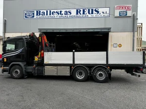 Scania G490 con grúa Palfinger PK 270002 — fotografía