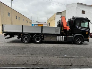Scania G490 con grúa Palfinger PK 270002 — fotografía