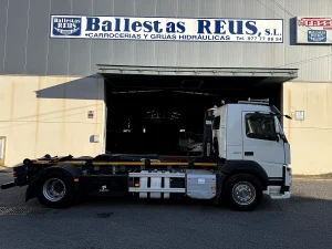 Volvo FM 450 4×2 con equipo de gancho Palfinger de 15 t — fotografía