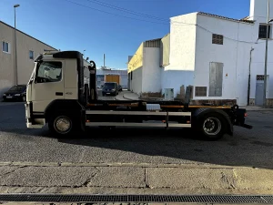 Volvo FM 450 4×2 con equipo de gancho Palfinger de 15 t — fotografía