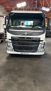 Volvo FM 450 4×2 con equipo de gancho Palfinger de 15 t — fotografía