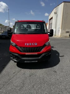 Vista frontal del Iveco Daily rojo