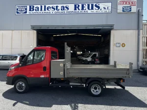 Iveco Daily rojo con caja basculante, vista lateral opuesta