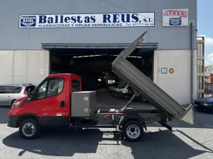 Iveco Daily con caja basculante elevada