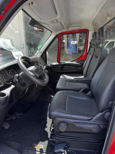 Interior de cabina de tres plazas del Iveco Daily