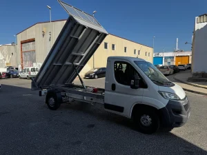 Citroën Jumper con caja basculante JPM elevada, vista de tres cuartos