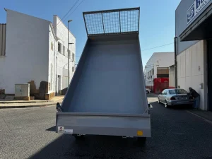Vista trasera de la caja basculante JPM elevada